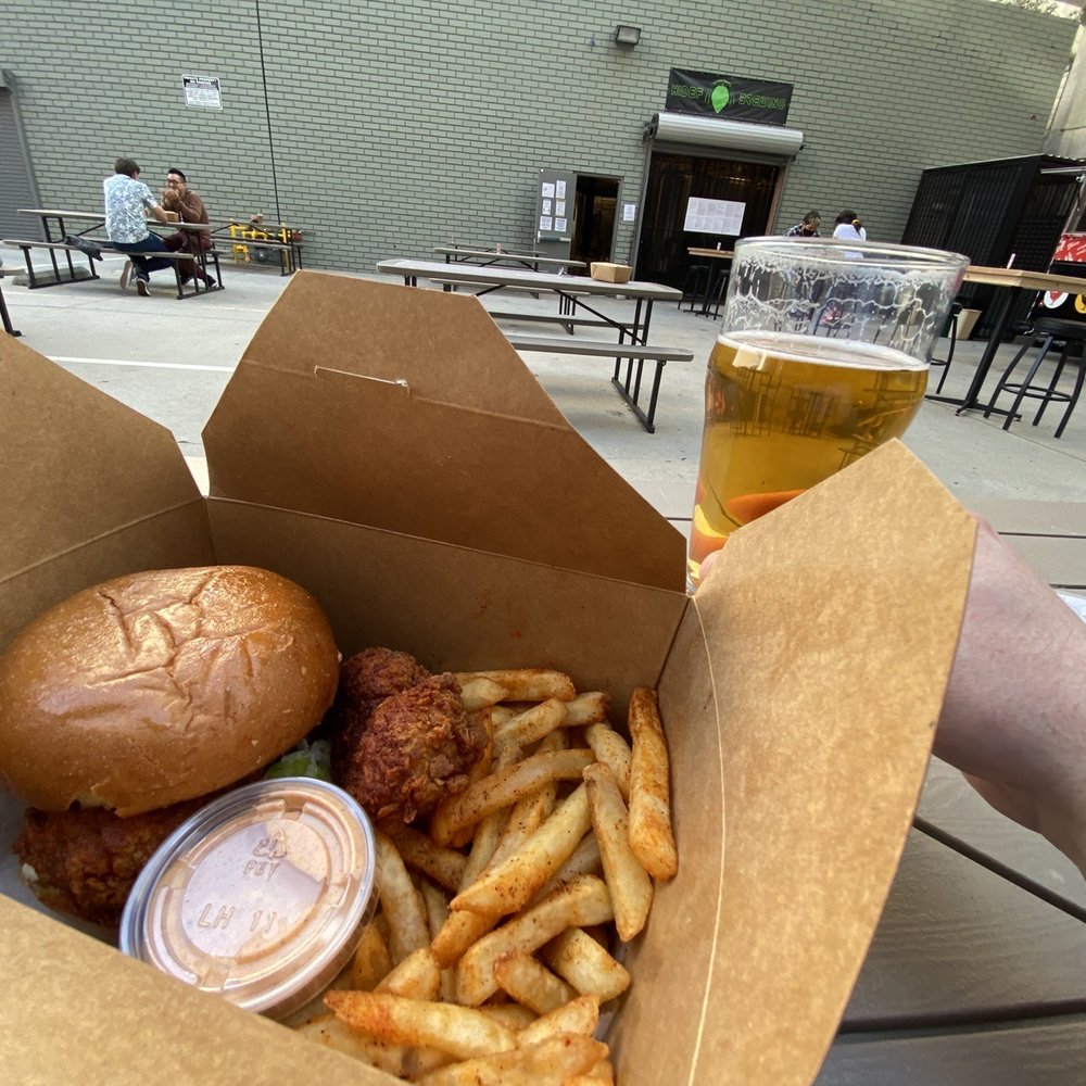 Audio Graph Beer - Spicy chicken sangwich avec fries - Breweries Near Me - Los Angeles, California