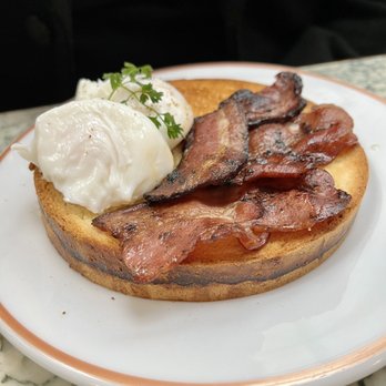 Angelina - Eggs Benedict w smoked bacon - Breakfast & Brunch Near Me - Paris, 75 Angelina - Eggs Benedict w smoked bacon - Breakfast & Brunch Near Me - Paris, 75