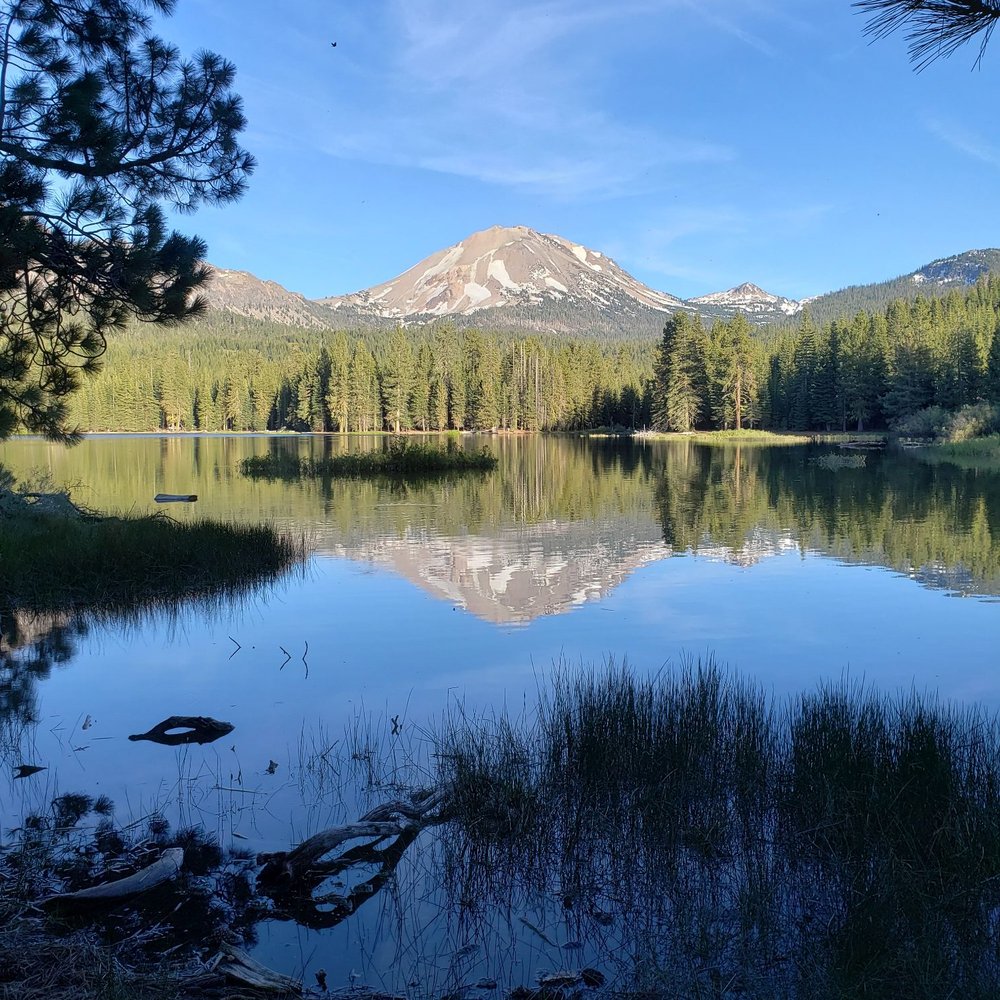 Manzanita Lake loop - View of the summit - Hiking Near Me