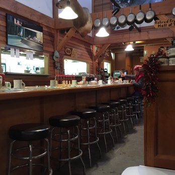 Back Country Cafe - Looking back towards the bar - I especially liked the Retired frying pan hall of fame on the rafters - American Near Me - Killington, Vermont
