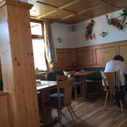 Landgasthaus Blume - Eine gemütliche Ecke .  Zwei Tische für je 2 Personen und ein Tisch für 6 Personen.