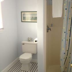 The Surfside Motel - Tiny shower