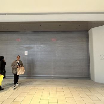 Zara - People waiting hours for deliveries sent to this location. This apparently isn't the first time this has happened. - Men's Clothing Near Me - Queens, New York Zara - People waiting hours for deliveries sent to this location. This apparently isn't the first time this has happened. - Men's Clothing Near Me - Queens, New York