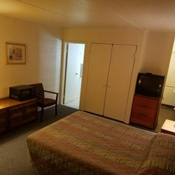 Rand Manor Motel - Updated kitchenettes include small kitchen, housekeeping, and satellite TV at an affordable price!