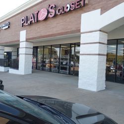 Plato's Closet - The outside of PLATO'S closet
