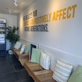 Choice juicery - Comfortable inside seating / waiting area - Vegan Near Me - Solana Beach, California Choice juicery - Comfortable inside seating / waiting area - Vegan Near Me - Solana Beach, California