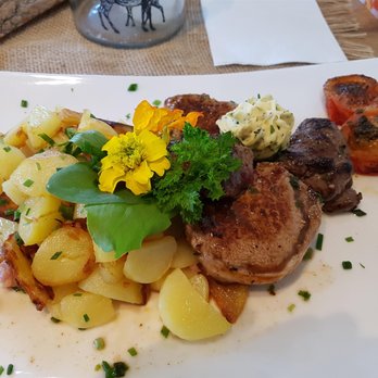 Grützmanns - Steakplatte vom Wild mit Bratkartoffeln, Kräuterbutter und Tomate - German Near Me - Samtens, MV