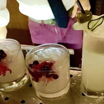 Frank's - lime, gin, cucumber and berries - Gastropubs Near Me - Buenos Aires, C