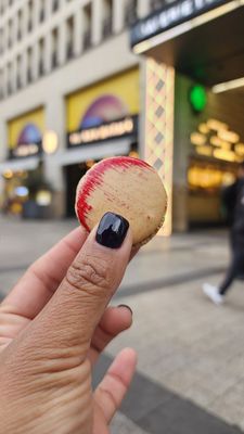 86Champs - L'Occitane x Pierre Hermé by null