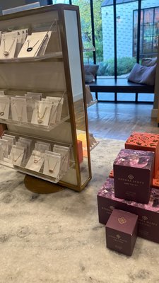 Kendra Scott by null