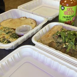 Vegetable omelet and vegan pesto crepe