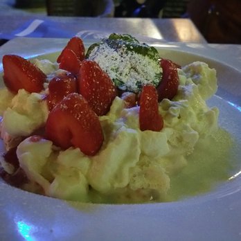 Le Bistrot du Centre - Pavlova aux fraises - French Near Me - La Teste de Buch, 33 Le Bistrot du Centre - Pavlova aux fraises - French Near Me - La Teste de Buch, 33