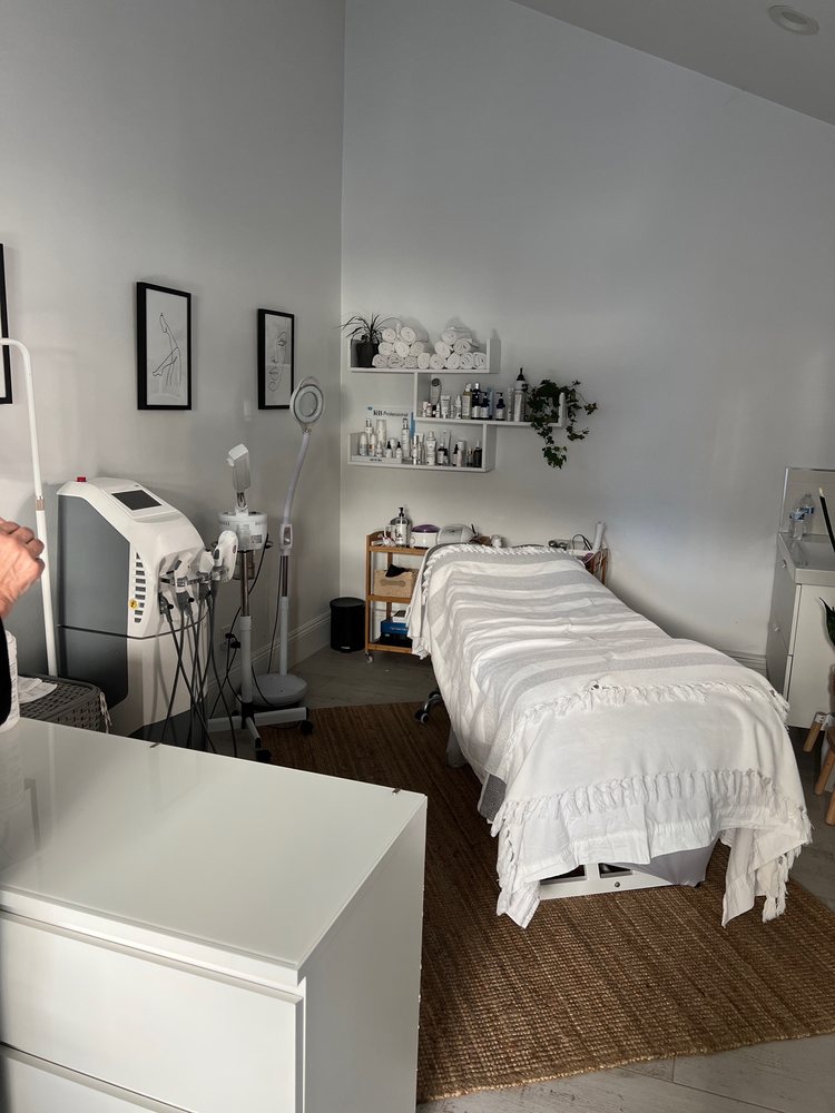 Nirelle Cosmetics Logo