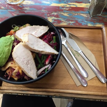 Central Street Café - Large salad with chicken and avo - Cafes Near Me - London, XGL