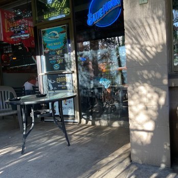 Dollies Pub & Cafe - Sitting outside waiting for food 45 min wait - Pizza Near Me - Lahaina, Hawaii Dollies Pub & Cafe - Sitting outside waiting for food 45 min wait - Pizza Near Me - Lahaina, Hawaii