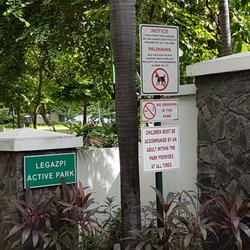Gamboa Street entrance to the park.