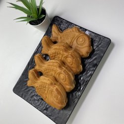 Deli Manjoo - Yuuuuum taiyaki's!!! Warm and crisp on the outside but chewy inside!