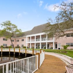 Williamsburg Landing Assisted Living - Williamsburg Landing | Assisted Living | Wilton Manors, FL | Waterfront walking path