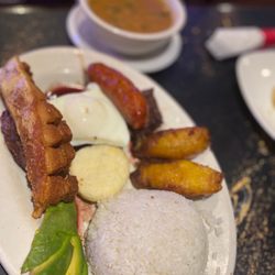 Noches De Colombia - Chicharron Half 7 und Refried Beans With Grilled Chicken