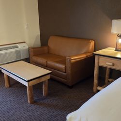 Sisters Inn & Suites - Cute couch area