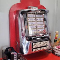 Pleasant Hill Diner - Ole time jukebox.