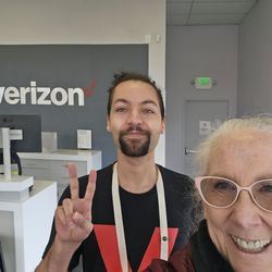 Verizon - The amazing Tyrell with me, a very happy customer