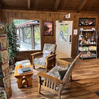 Whistlin' Jack's Outpost and Lodge - he living room - American Near Me - Naches, Washington Whistlin' Jack's Outpost and Lodge - he living room - American Near Me - Naches, Washington