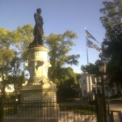 Plaza Almirante Brown - El almirante que le da nombre a la plaza y al municipio.