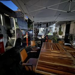 Pit Stop Hawaii Food Truck - Seating