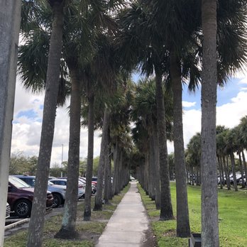 Sawgrass Mills - Pathway from parking lot to shops - Shopping Centers Near Me - Sunrise, Florida