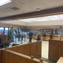 Chase Bank - Branch lobby clean and not that busy