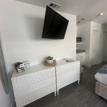 Siesta Key Beachside Villas - 17. Nice dresser - Vacation Rentals Near Me - Sarasota, Florida Siesta Key Beachside Villas - 17. Nice dresser - Vacation Rentals Near Me - Sarasota, Florida