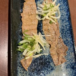 Thinly sliced beef with green onions