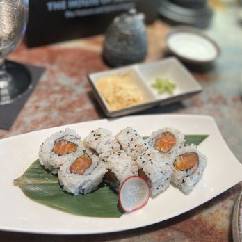 Feng Shui - Spicy salmon roll-$14. Fresh! There was no spice. - Chinese Near Me - Dallas, Texas