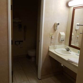 Quality Inn - Clean bathroom. - Hotels Near Me - Fresno, California Quality Inn - Clean bathroom. - Hotels Near Me - Fresno, California