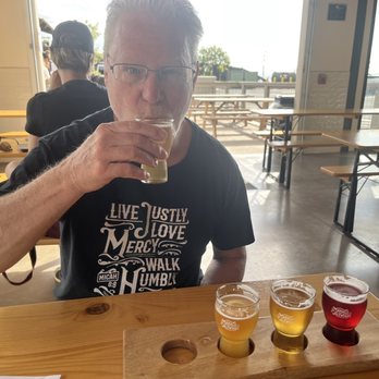 Mahalo Aleworks - Flight - Brewpubs Near Me - Makawao, Hawaii Mahalo Aleworks - Flight - Brewpubs Near Me - Makawao, Hawaii