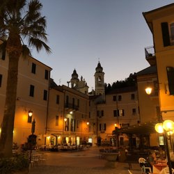 A Ciassa - Platz mit Restaurant und Kirche im Hintergrund
