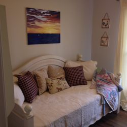 The Cabin at Elkhorn Ridge Farm - Our little cutie third bedroom with a twin daybed. Whe can put the twin air mattress in here for that plus one.