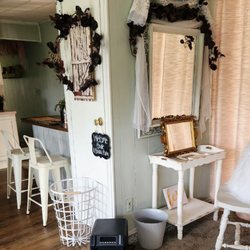 Hidden Acres Lodge & Winery - Inside bridal suite