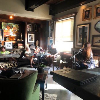 Fleetwood's on Front St - Beer n tunes in Lahaina - New American Near Me - Lahaina, Hawaii
