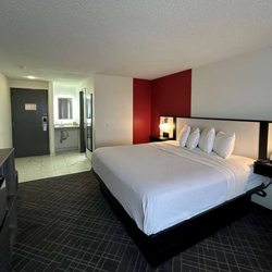 Ramada by Wyndham Waupaca - Guest room