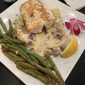 Blackbeard's Grill & Steam Bar - White wine mahi mahi - New American Near Me - Beaufort, North Carolina