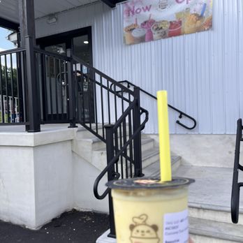 Bear Bubble Tea - My delicious pineapple smoothie, in front of the shop - Bubble Tea Near Me - Oxford, Pennsylvania