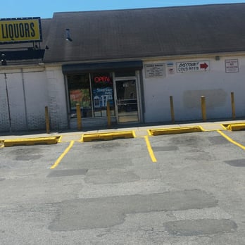 Henry Street Liquors Inc - Entrance - Beer, Wine & Spirits Near Me - Hempstead, New York
