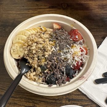 Waffle and Berry - Açaí bowl with unlimited toppings - Waffles Near Me - Honolulu, Hawaii