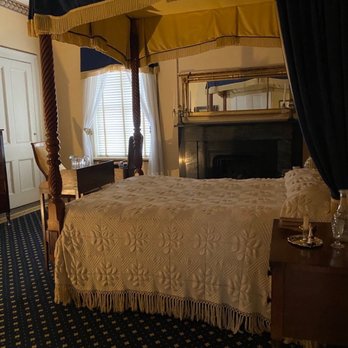 Andrew Low House - Guest room where Robert E Lee stayed - Museums Near Me - Savannah, Georgia Andrew Low House - Guest room where Robert E Lee stayed - Museums Near Me - Savannah, Georgia