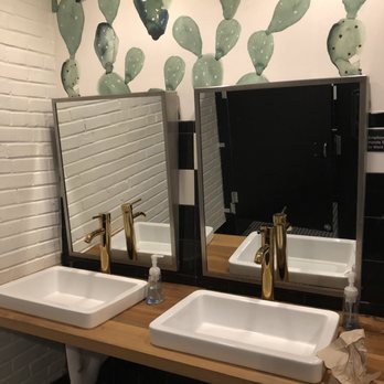 Estrella - Ladies bathroom - Tacos Near Me - Downingtown, Pennsylvania