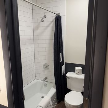 Mountain Modern - shower + toilet - Hotels Near Me - Jackson, Wyoming Mountain Modern - shower + toilet - Hotels Near Me - Jackson, Wyoming
