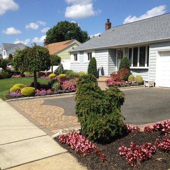 Molloy Landscaping - a front yard of a house - Landscaping Near Me - Farmingdale, New York Molloy Landscaping - a front yard of a house - Landscaping Near Me - Farmingdale, New York