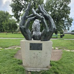 Pomnik psa Dżoka - Dżok the Dog memorial plaque on the opposite side